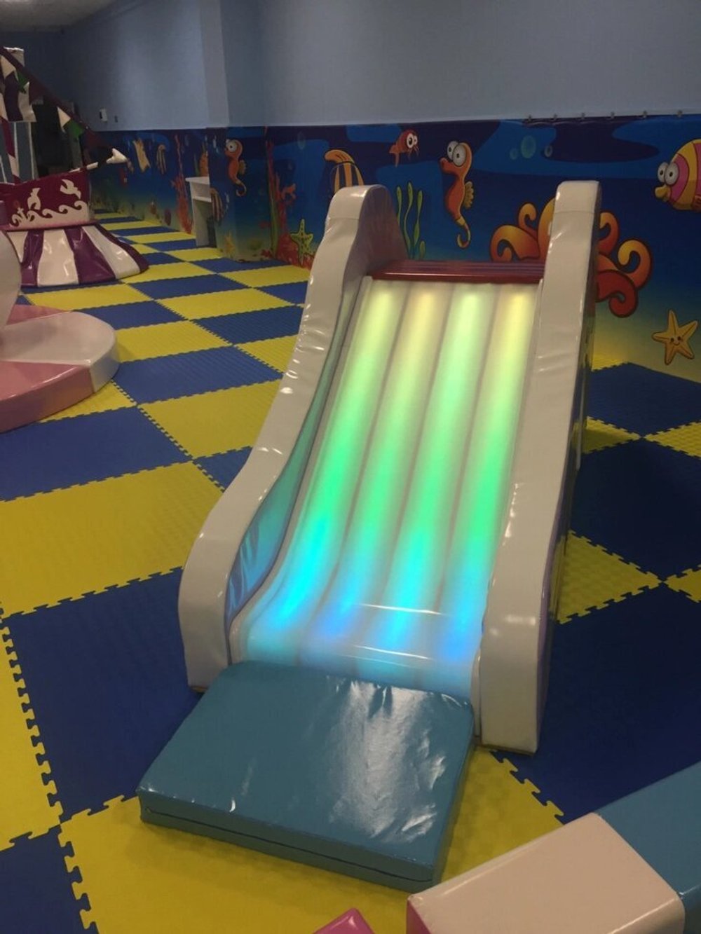 Горка с подсветкой для сухого бассейна