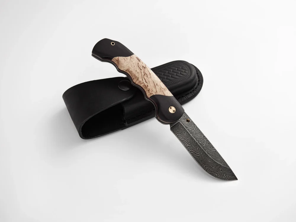 Складной нож "Кайра", дамасская сталь, рукоять карельская береза/черный граб