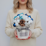 Новогодняя композиция из хлопка, шишек, сухоцветов и ёлочных украшений