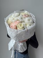 Букет сборный в кремовых оттенках размер S