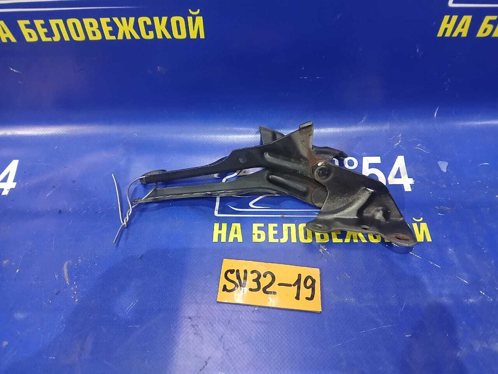 Петля капота правая TOYOTA VISTA 1990