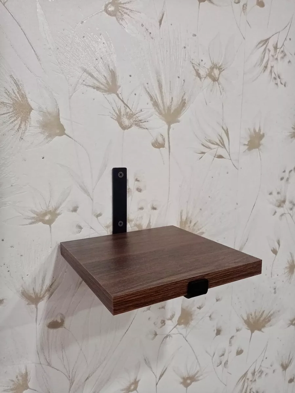 Полка настенная маленькая на кронштейне