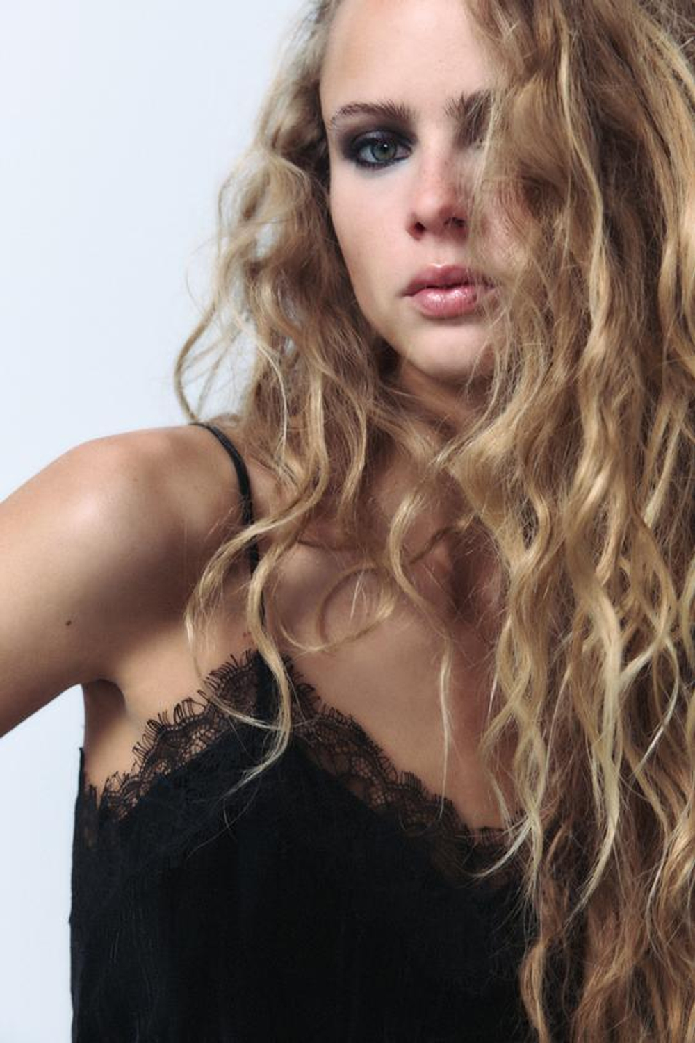 ZARA БАРХАТНЫЙ ТОП НА БРЕТЕЛЯХ, ЧЕРНЫЙ