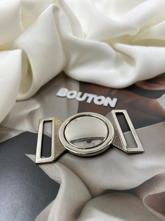 Пряжка застежка металлическая серебристая в форме круга