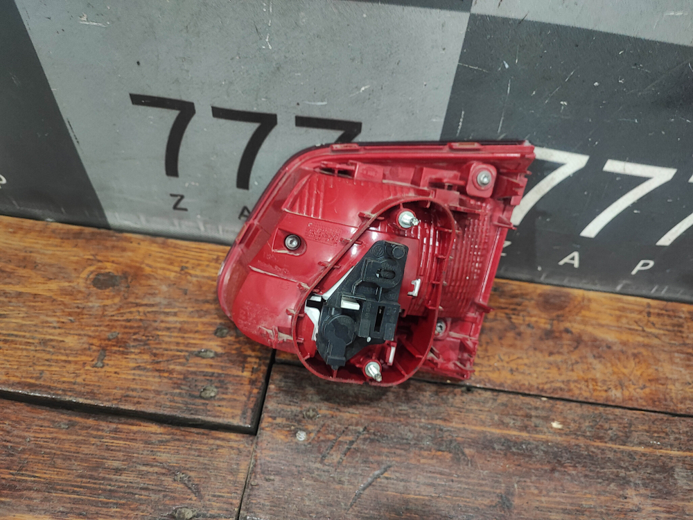 Фонарь задний левый внутренний Volkswagen Tiguan 1 11-18 Б/У Оригинал 5N0945093G