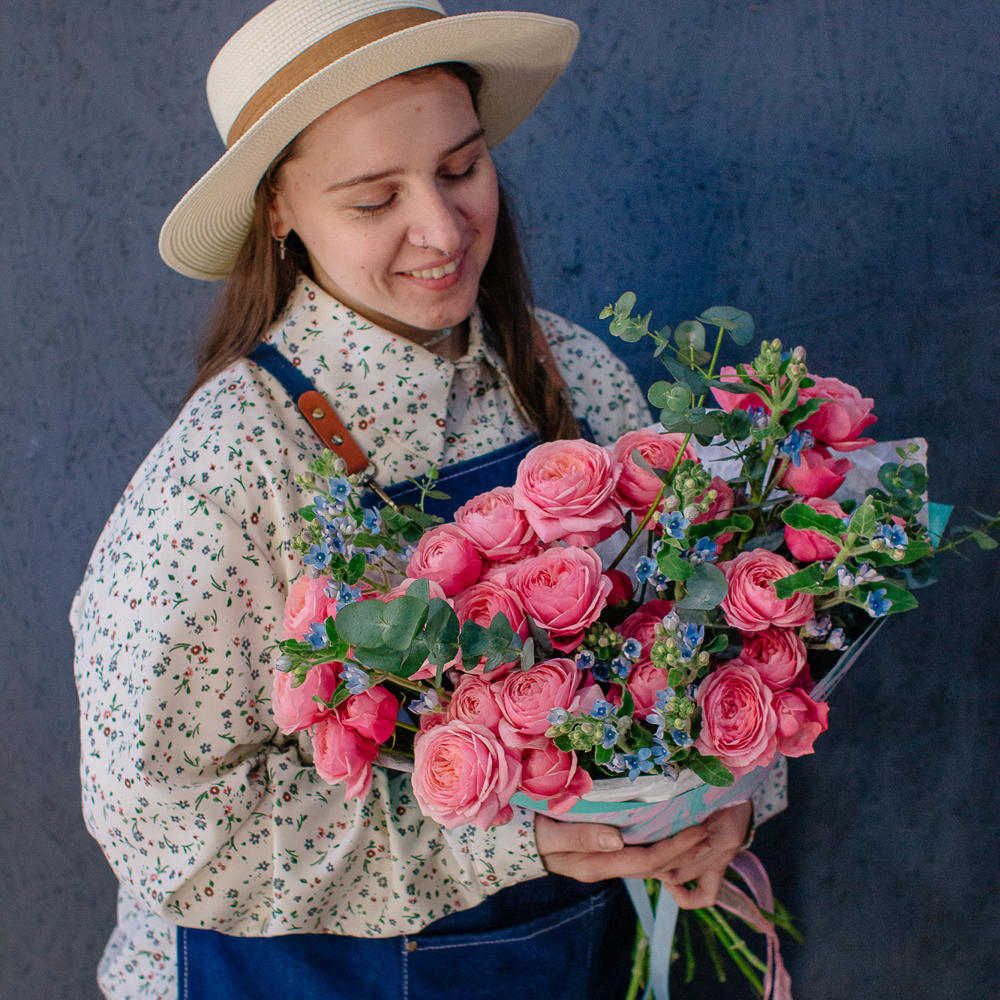 145. Выразительный яркий букет с кустовыми розами и оксипеталумом