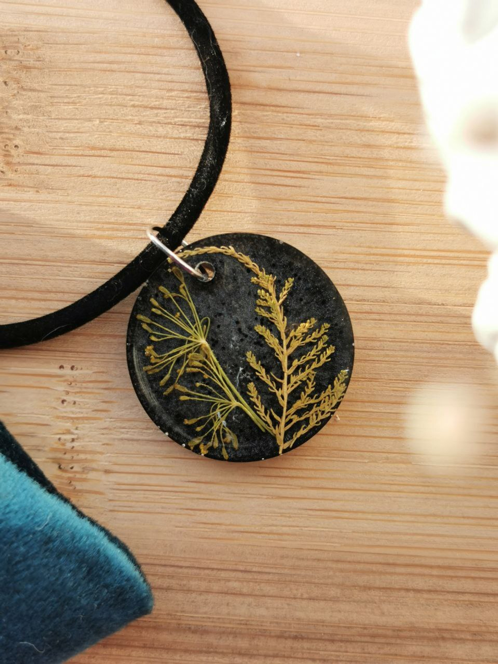 Черная круглая подвеска с туей и укропом