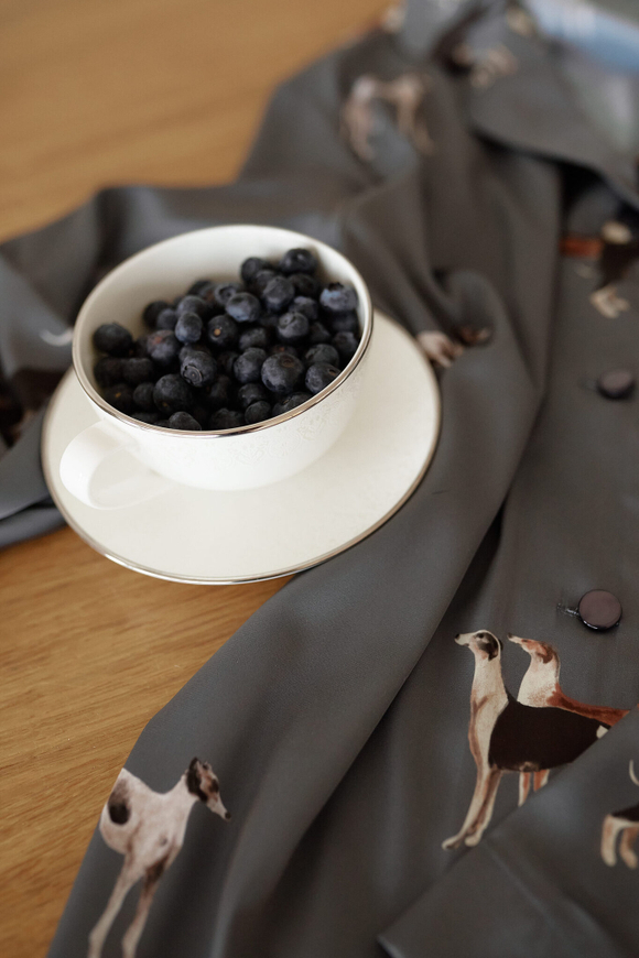 Шелковая рубашка удлиненная с борзыми графит