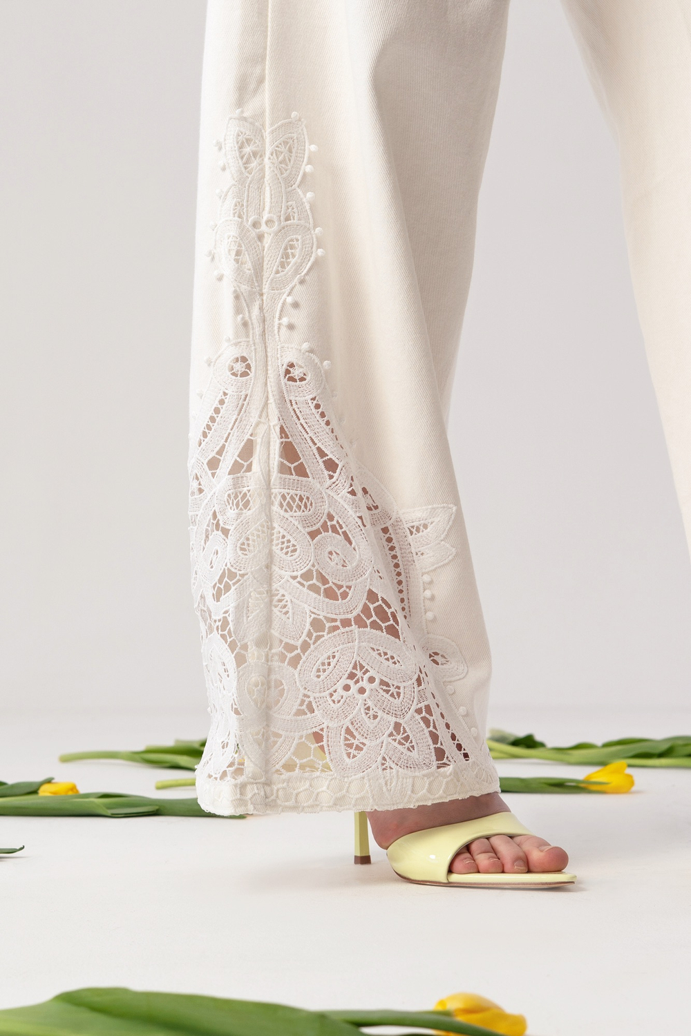 Брюки с кружевом