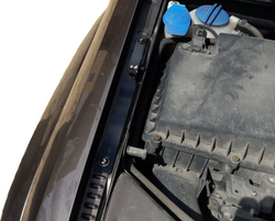 Амортизатор (упор) капота на Volkswagen Amarok 13-02(с 2010 по 2015 г.в.)Autoinnovation