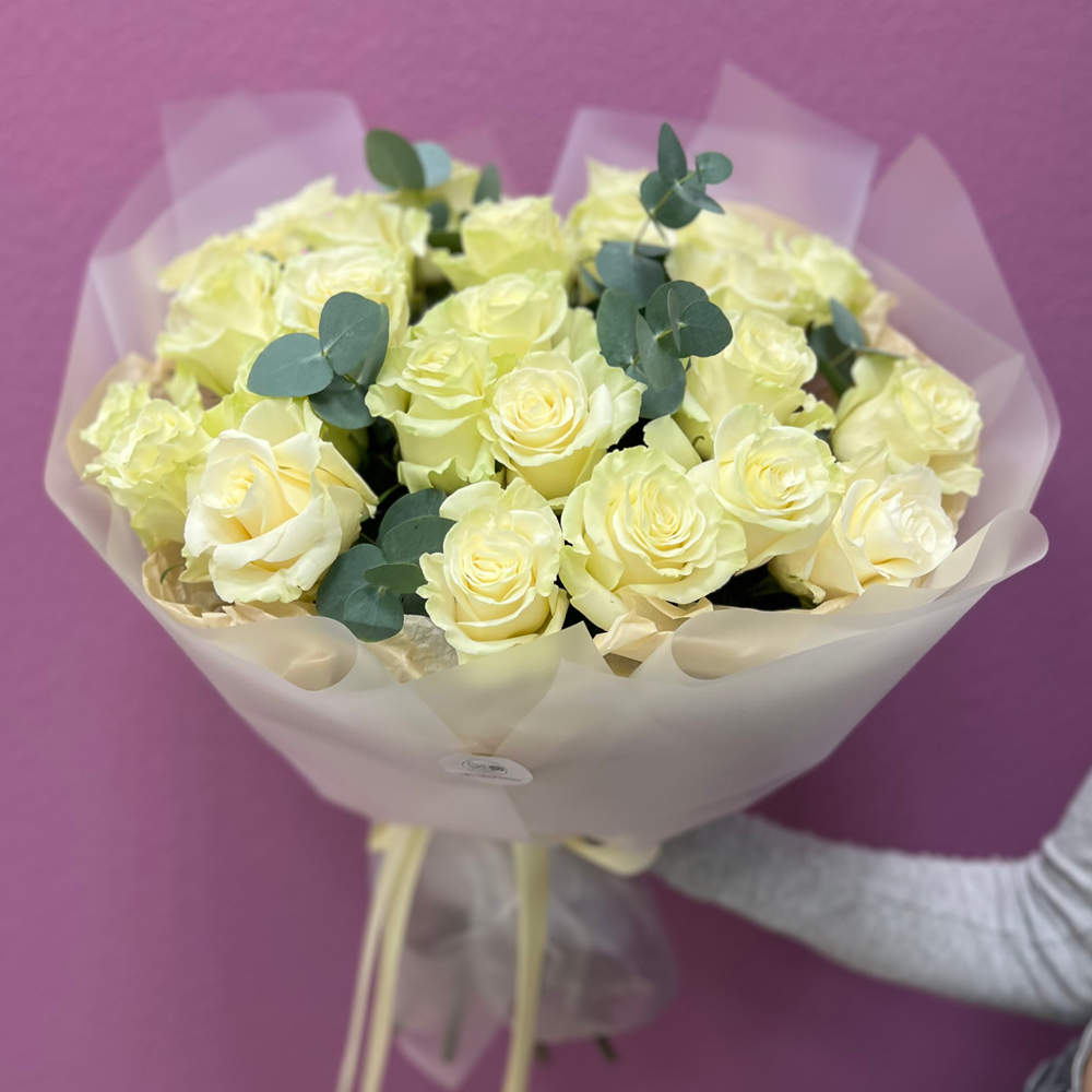 Букет из белых роз с эвкалиптом #26