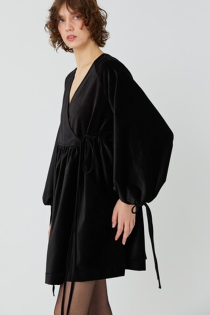 Платье на запах с широкими рукавами длины мини из чёрного бархата