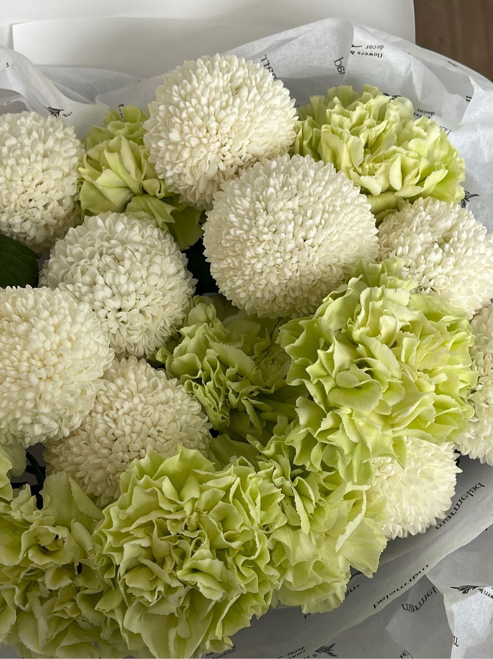 Букет из хризантемы и диантусов в зеленом оттенке