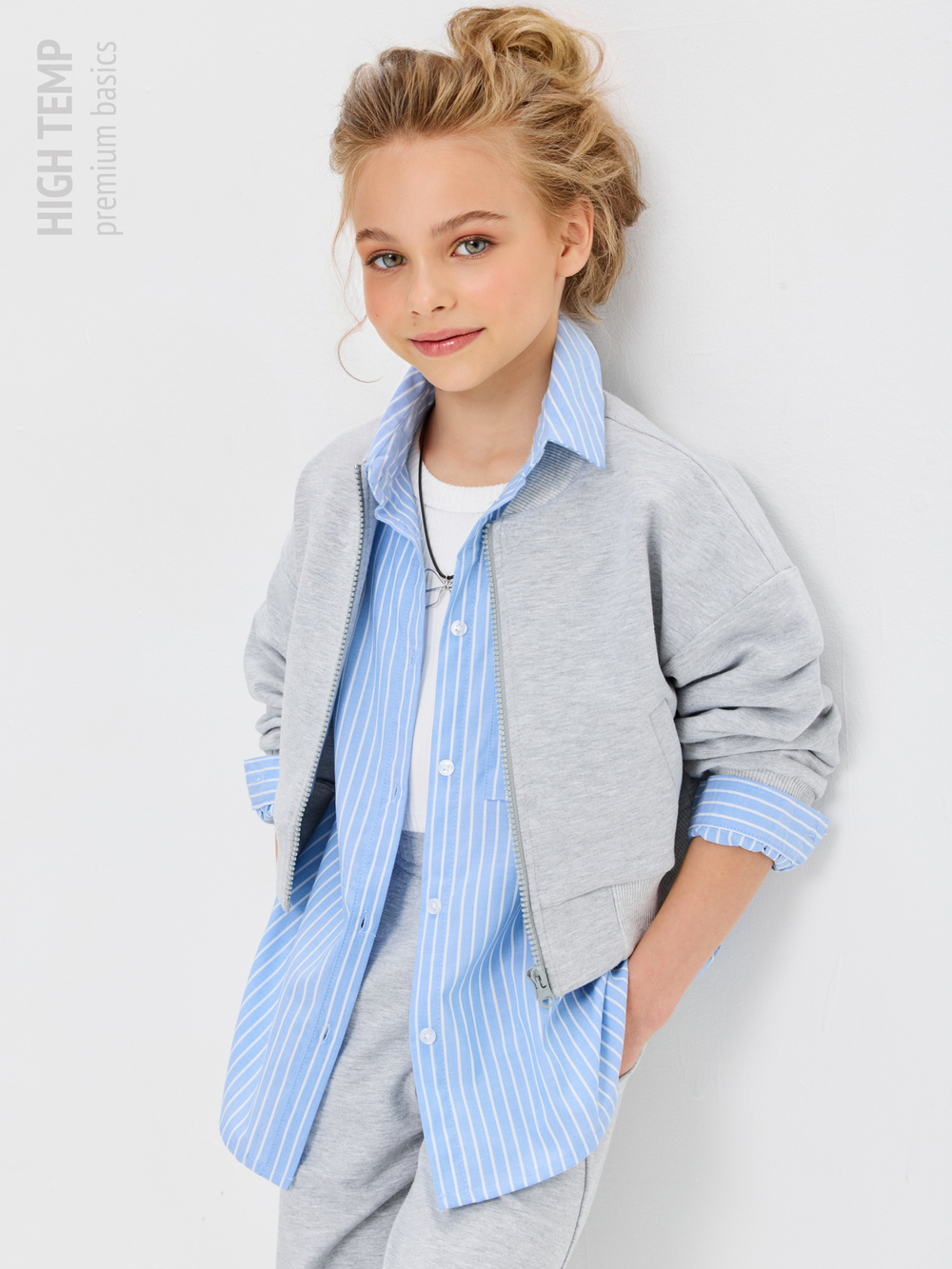 Укороченный бомбер из футера на молнии