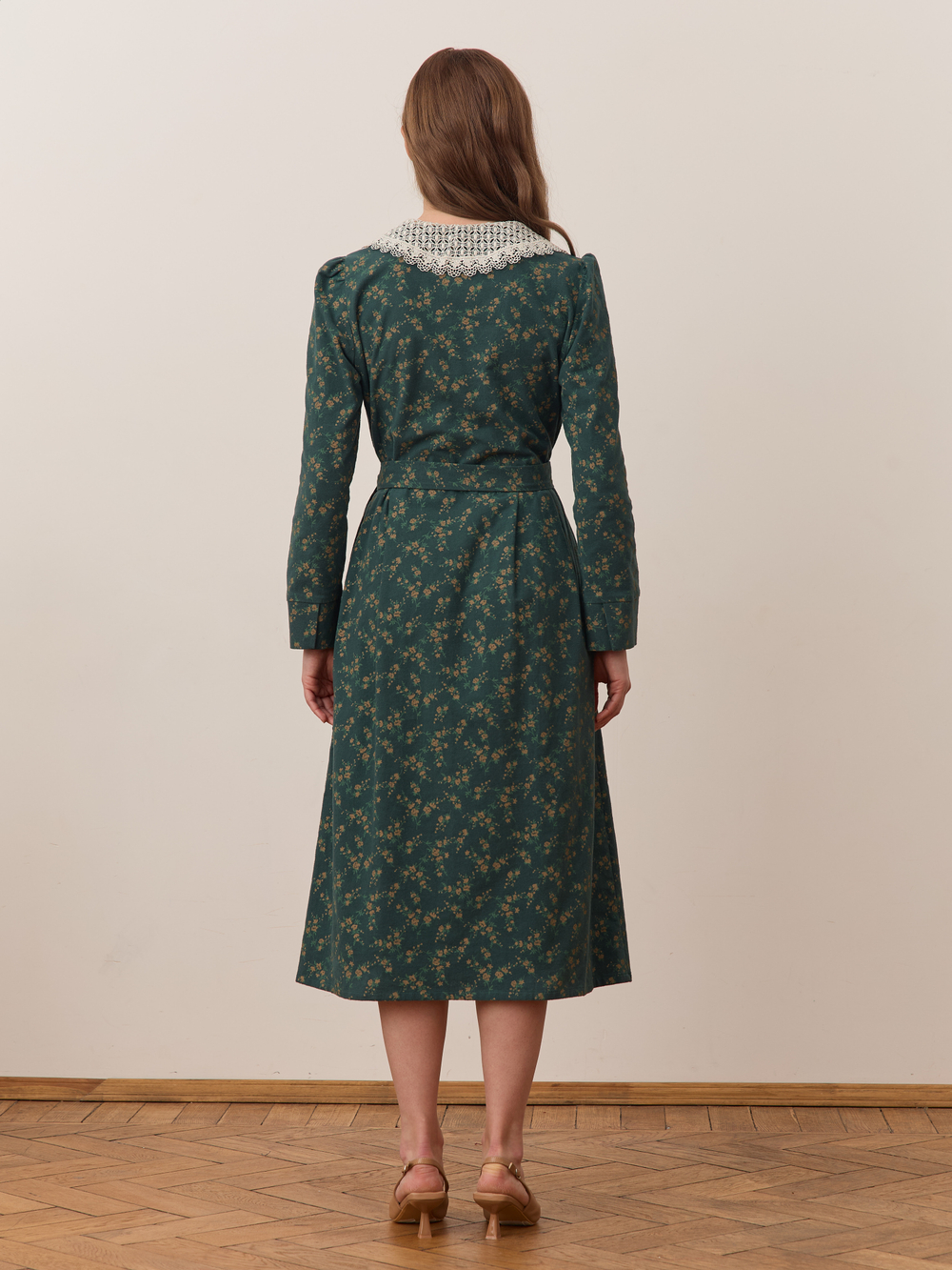 Платье с кружевным воротником