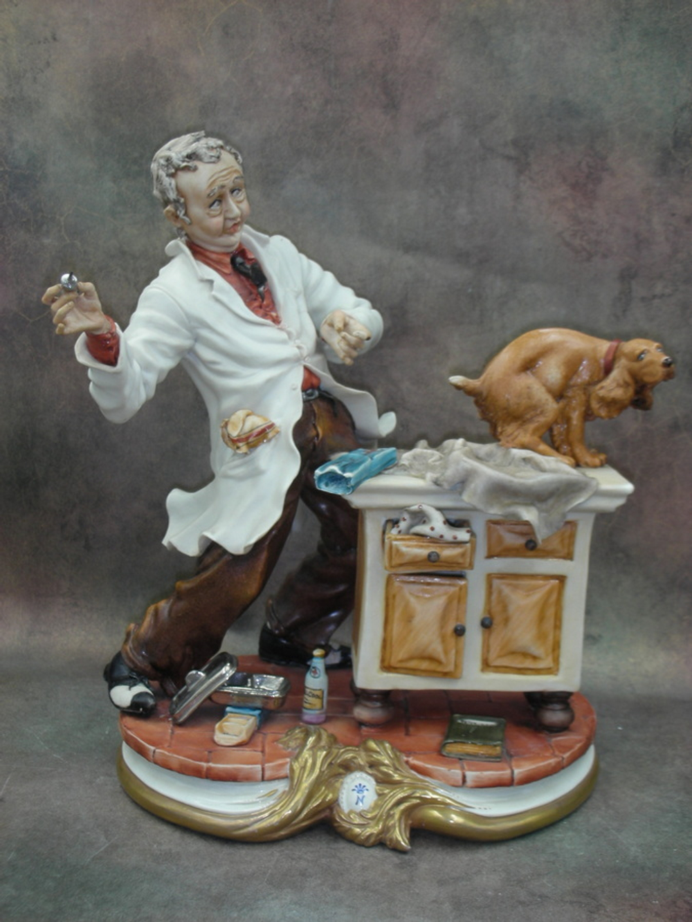 Статуэтка. Фарфор. Ветеринар. Capodimonte. Италия