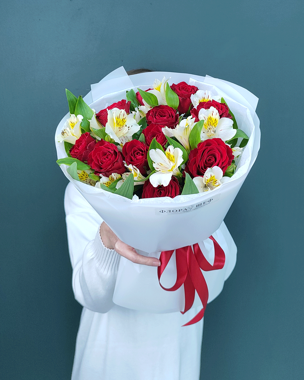Букет из красной розы и альстромерии(00459)