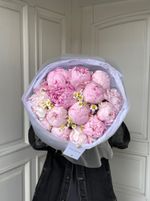Букет 15шт розовых пионов с ромашками