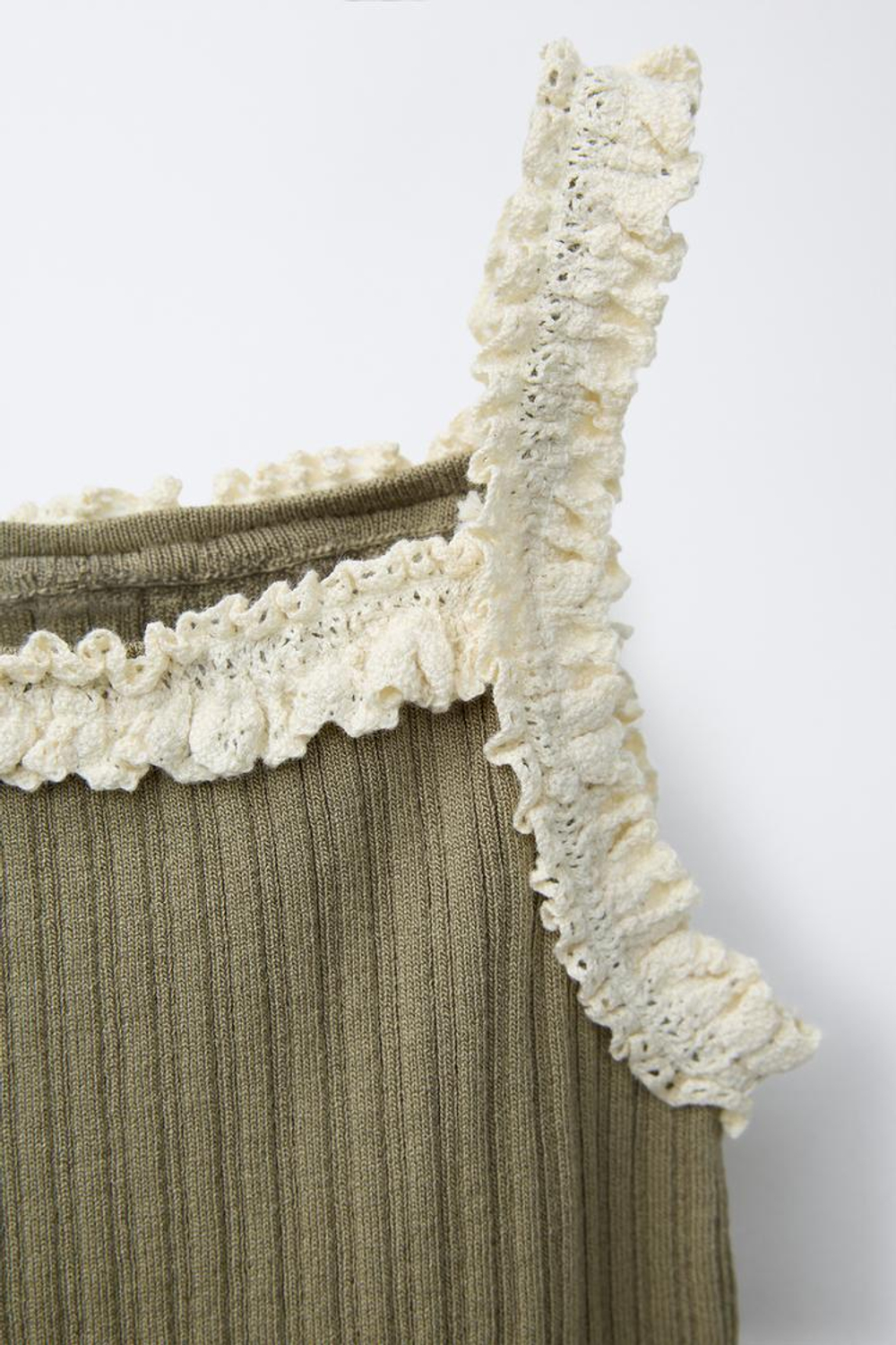 ZARA ТРИКОТАЖНЫЙ ТОП НА БРЕТЕЛЯХ С КРУЖЕВОМ, ХАКИ