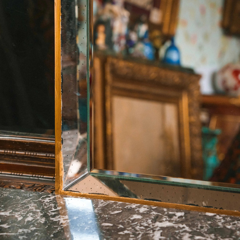 Настенное зеркало