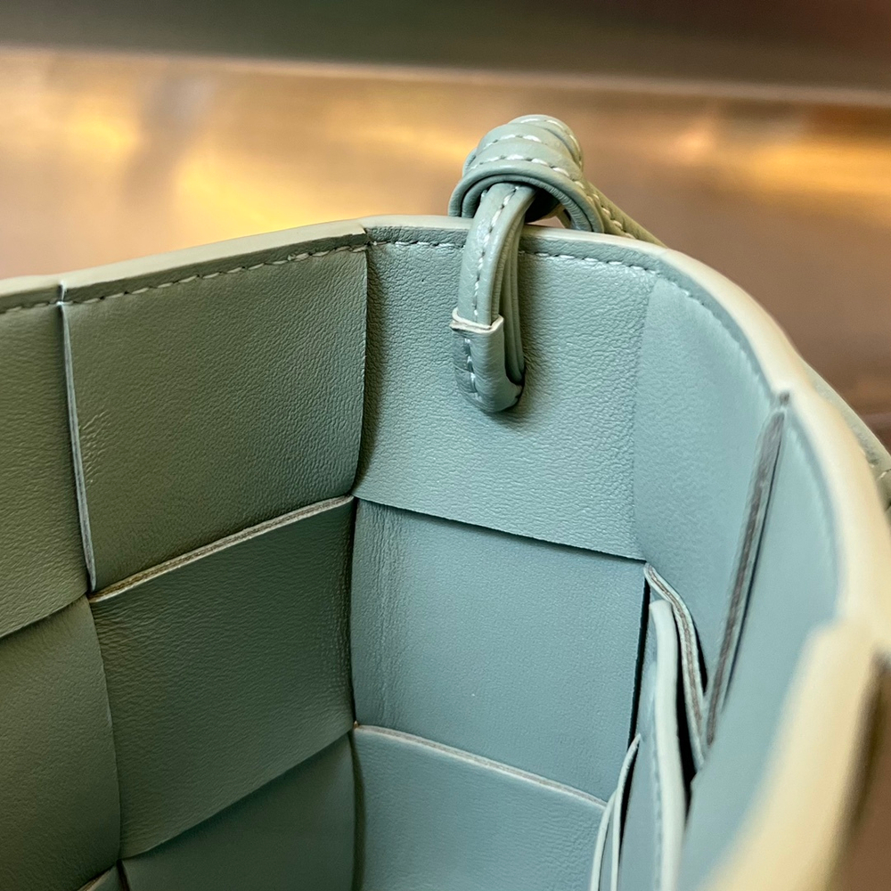 Bottega Veneta Cassette Pouch On Strap 22 cm
