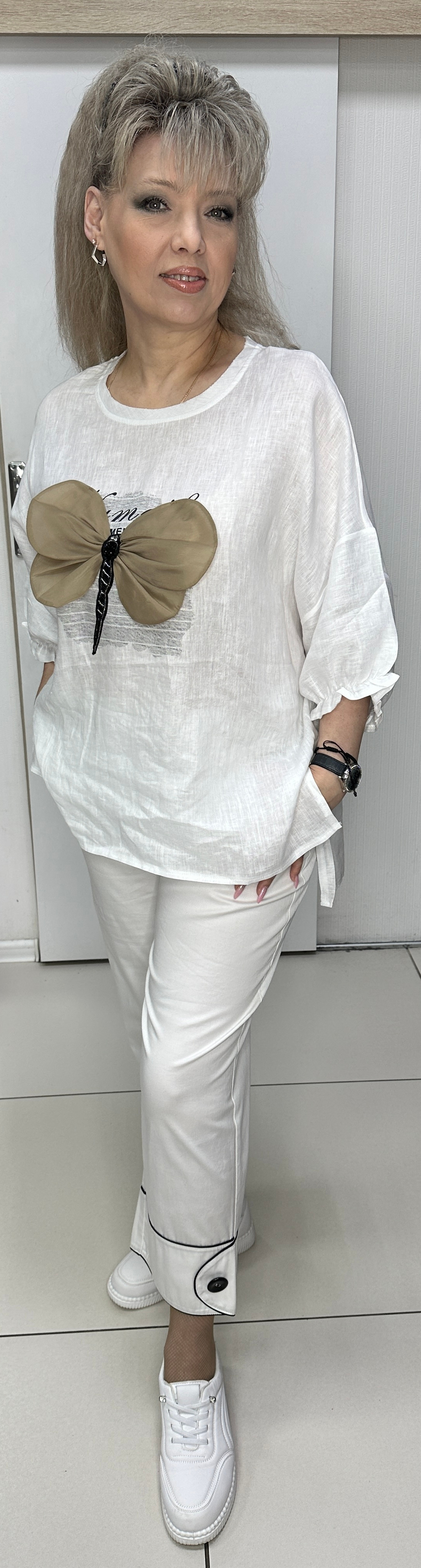 Белый блузон/туника с объёмным принтом по груди