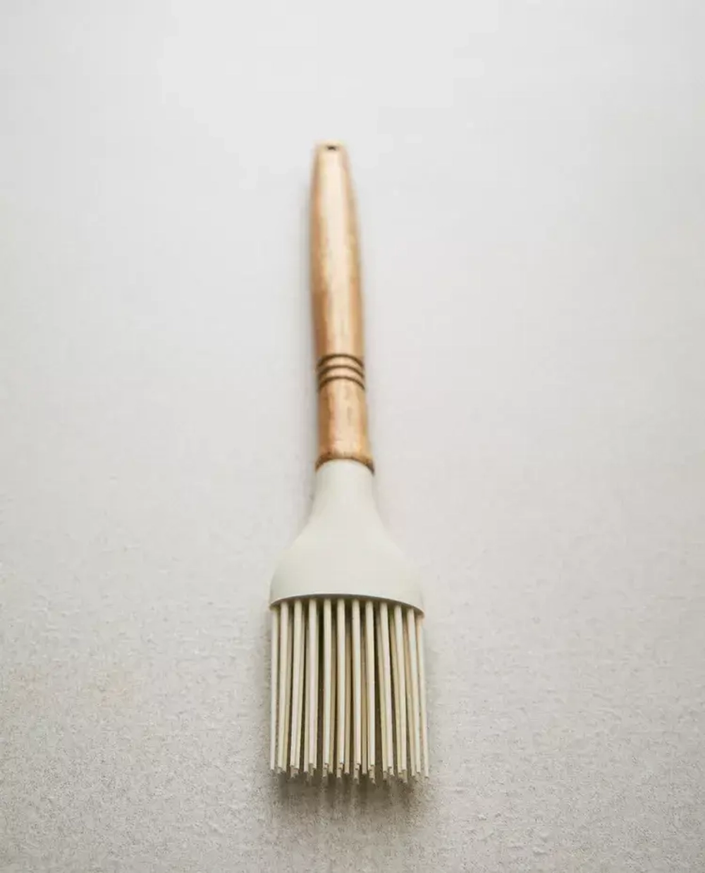 ZARA HOME КУЛИНАРНАЯ КИСТОЧКА ИЗ ДЕРЕВА И СИЛИКОНА, КРЕМОВЫЙ