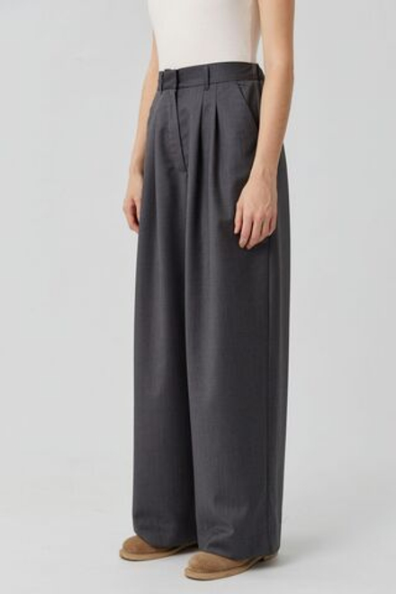 Брюки со складками серые в елочку