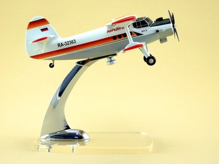 Модель самолета Ан-2 (М1:72, Нарьян-Марский объединенный авиаотряд)