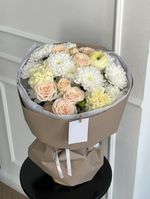 Авторский букет из хризантемы, кустовой пионовидной розы, ранункулюса и диантусов