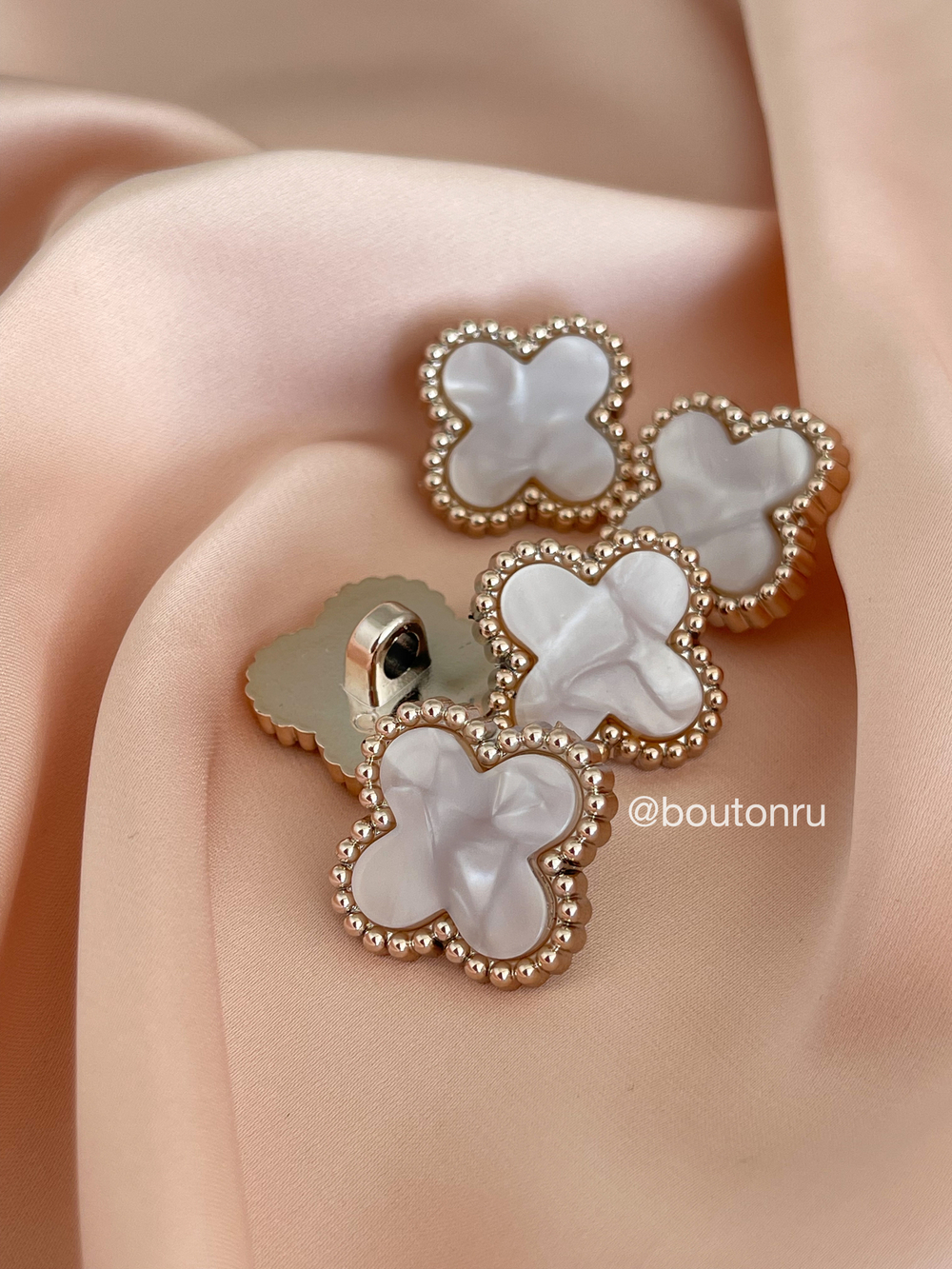 Пуговицы перламутр цветок белый (сероватый) 21,5 мм