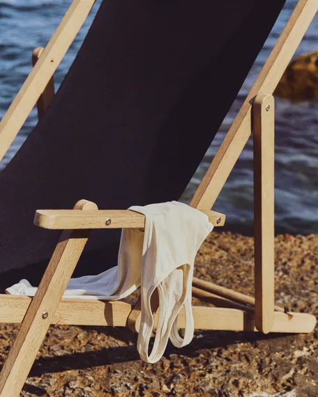 Складное кресло Vilara для улицы из акации черного цвета