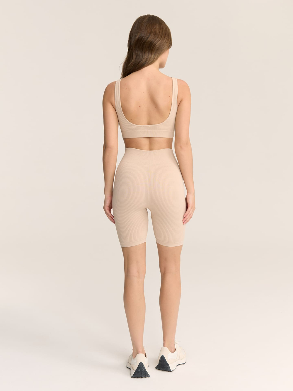 Бесшовный топ на широких бретелях в рубчик