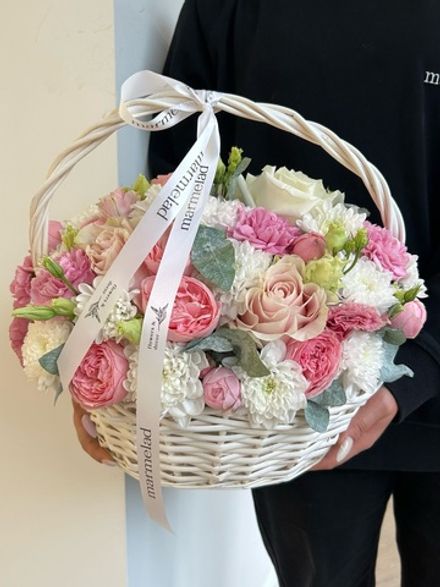 Цветочная корзина в розовой гамме