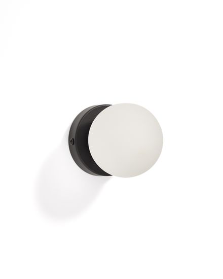 Настенный светильник Brisia из черного металла со стеклянным шаром Ø8 см