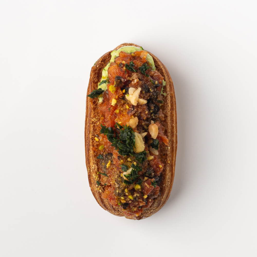 Мини-эклеры с сальсой верде и томатной сальсой 8 шт