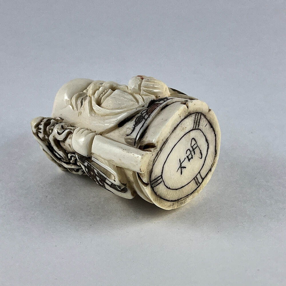 Статуэтка нэцкэ Шоусин с посохом и вкусным персиком