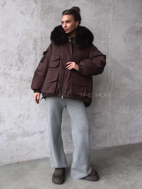 Объемная укороченная парка шоколадного цвета с капюшоном