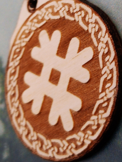 Кулон из дерева Целебник