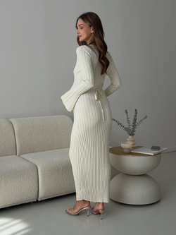 Платье вязаное, с v-образным вырезом, с завязкой и расклешенными рукавами