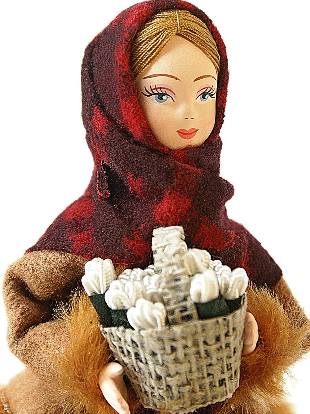 Кукла фарфоровая Девочка с корзиной подснежников