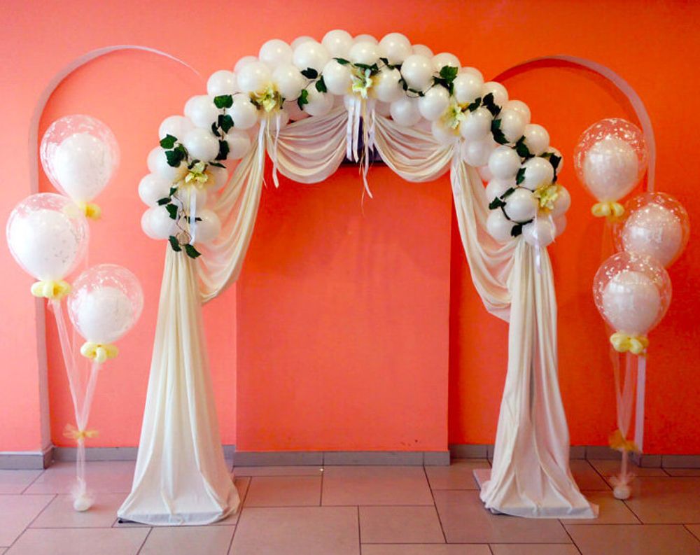 Свадебная арка из шаров и цветов 