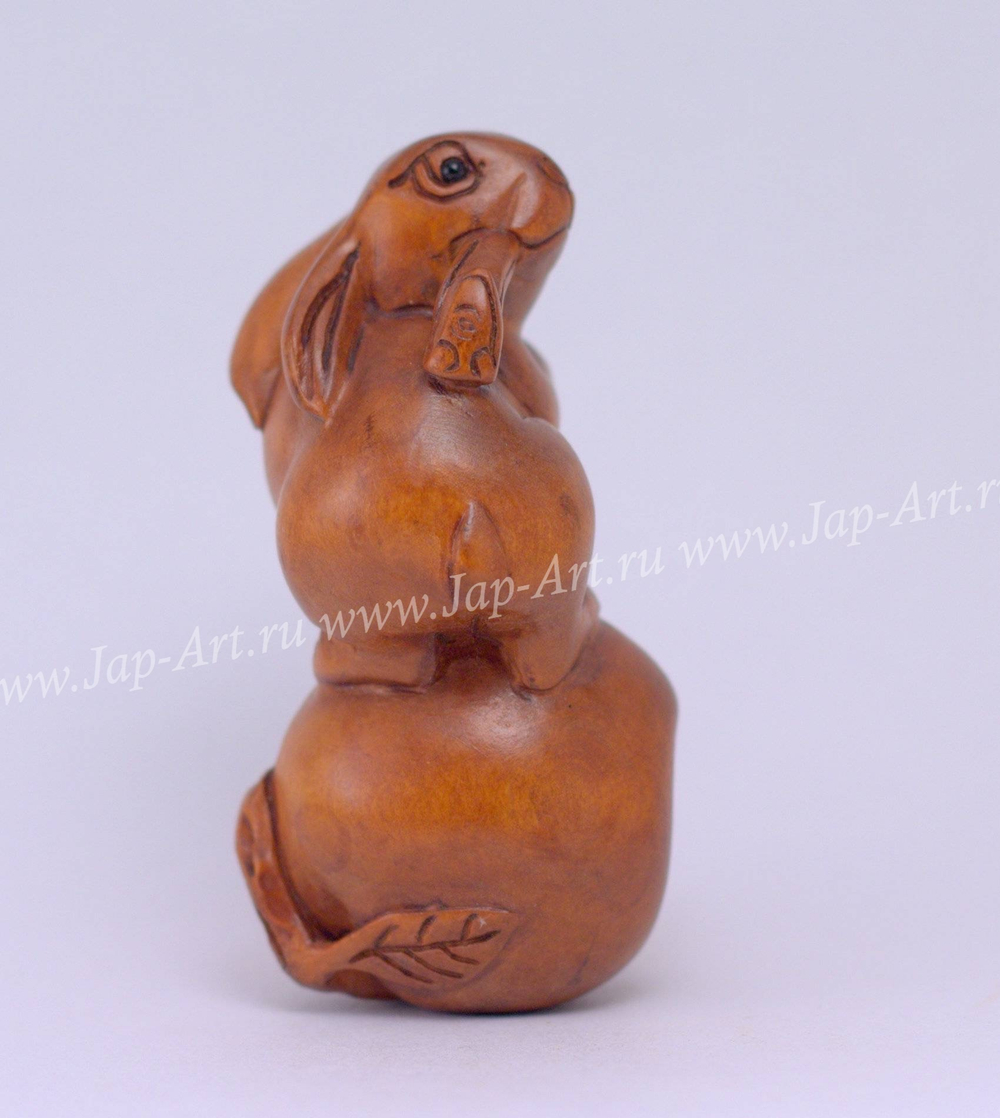 Нэцкэ Кролик с трубкой на яблоке