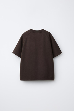 ZARA КОМПЛЕКТ ИЗ ФУТБОЛКИ И ШОРТОВ-БЕРМУДОВ ИЗ ТКАНИ ИНТЕРЛОК С НАДПИСЬЮ, ШОКОЛАДНЫЙ