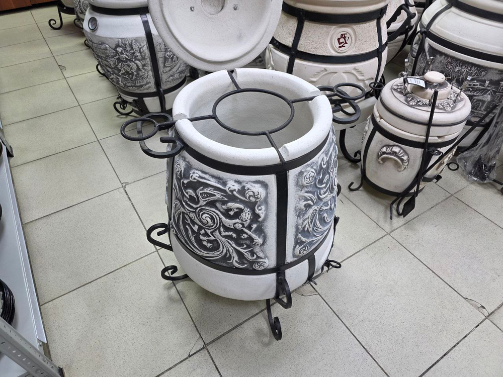 Если вы хотите купить тандыр в Казани, выбираете практичный и красивый тандыр для дачи и дома, обратите внимание на тандыр «Феникс». Это керамический тандыр с толщиной стенки 4,5–5,5 см, с термодатчиком (термометром), откидной крышкой на петлях и поддувалом на петлях, поэтому в нём удобно управлять жаром и готовить разные блюда. За счёт размеров (высота 81 см, корпус 52 см, горловина 28 см) тандыр подходит как тандыр для дачи, тандыр для дома и тандыр для беседки. Отдельный плюс модели — возможность готовить в несколько уровней: помещается этажерка Ø21 см на 4 яруса, что удобно для овощей, рыбы и закусок одновременно. В комплекте есть 8 шампуров, совок и кочерга, а также тандыр с подставкой — поэтому его часто выбирают как готовое решение “поставил и готовь”. Если нужен тандыр с доставкой, поможем быстро оформить: тандыр в наличии в Казани, доступен самовывоз и отправка в регионы.