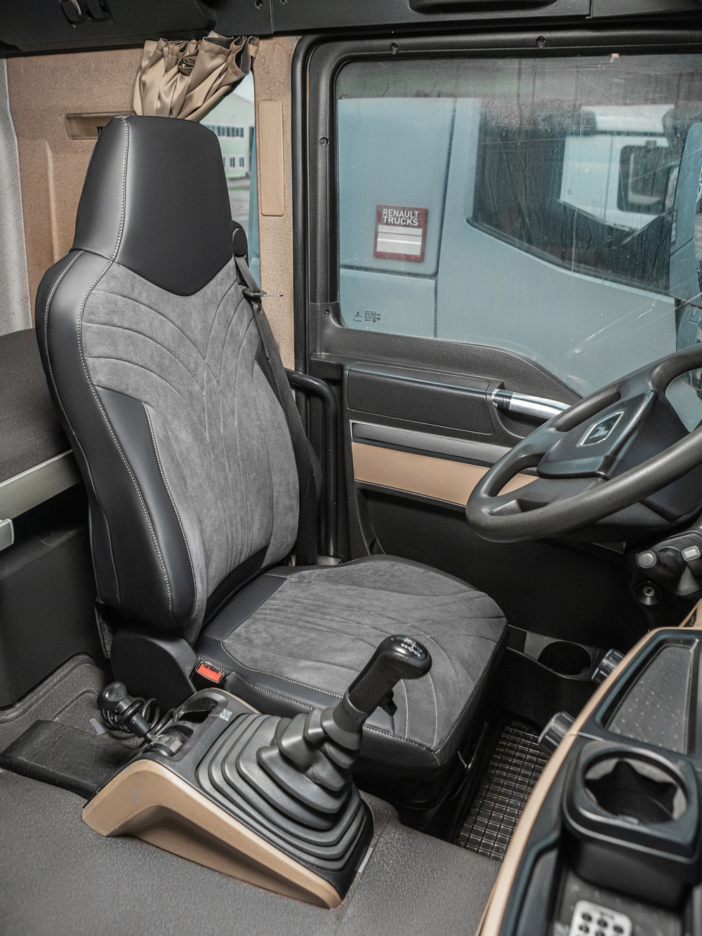 Чехлы Люкс MAN TGS (экокожа, черный, серая середина Алькантара)