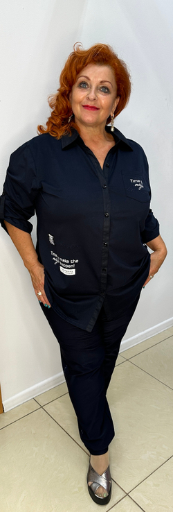 Темно-синяя рубашка с белым принтом и стразами