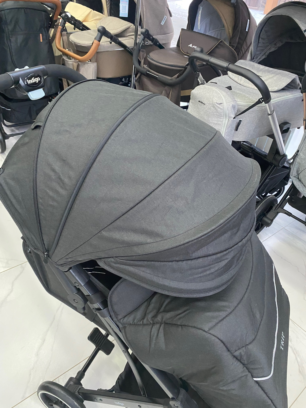 Коляска прогул. TRIP (2кол.(14см)2кол.(19см), съемн.бамп.) (Indigo) (черный)