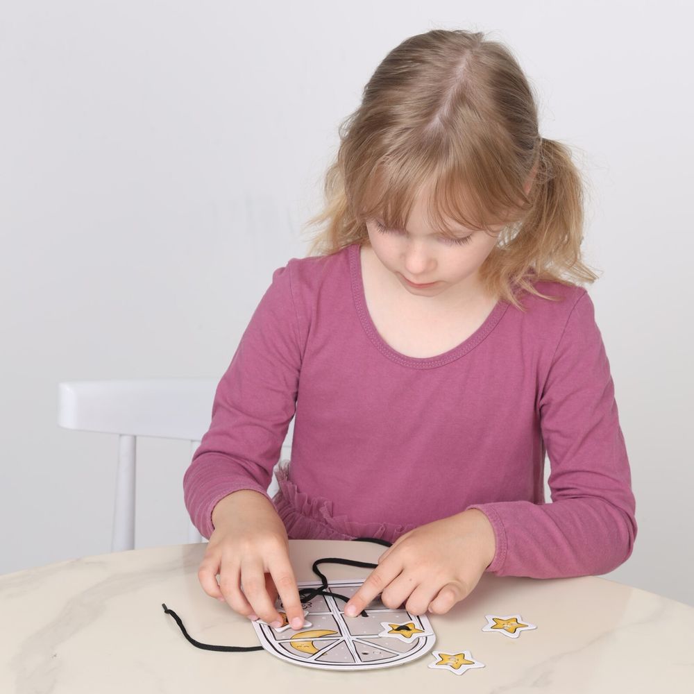 Игра-шнуровка "Окно и звездочки"