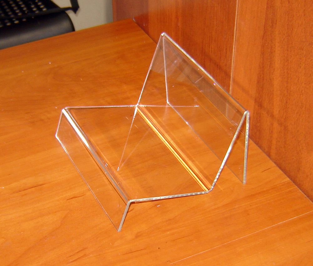 Подставка под сумку в витрину из оргстекла